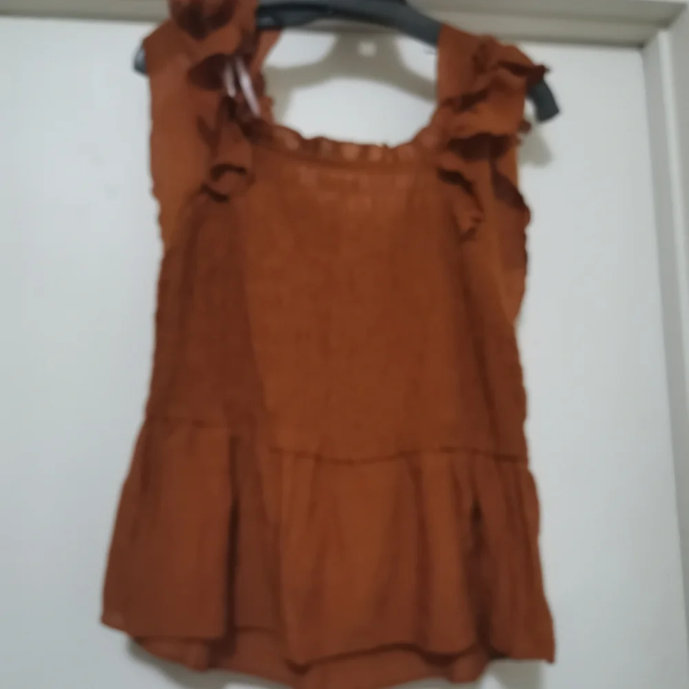 Women's Ruffled n Top - Picture 3 of 4